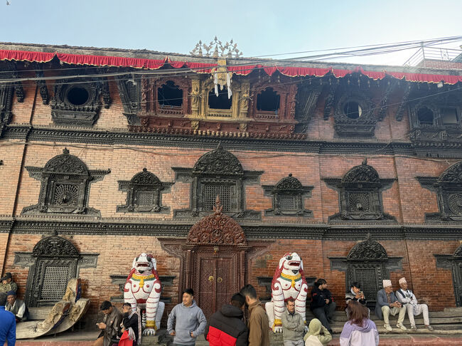 生きる女神「クマリ」として崇拝される少女が住むクリマの館、1日２回（午前１１時頃、午後４時頃）窓から顔を出しますが、あまり興味はないので待ってまで見たくない