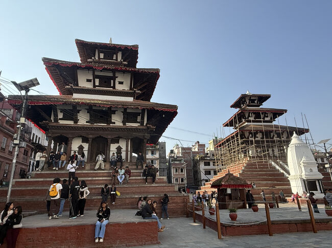シヴァ寺院、ナラヤン寺院、ネパール人は座ってうだうだしてます