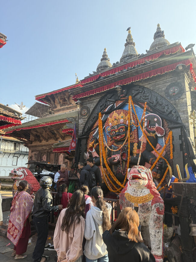 一番人気はカーラ・バイラヴァ像、嘘を見抜く力があるとされ、カーラバイラブの前で嘘をつくと即座に死んでしまうと信じられているようです、私は早く立ち去った方が良い(笑)