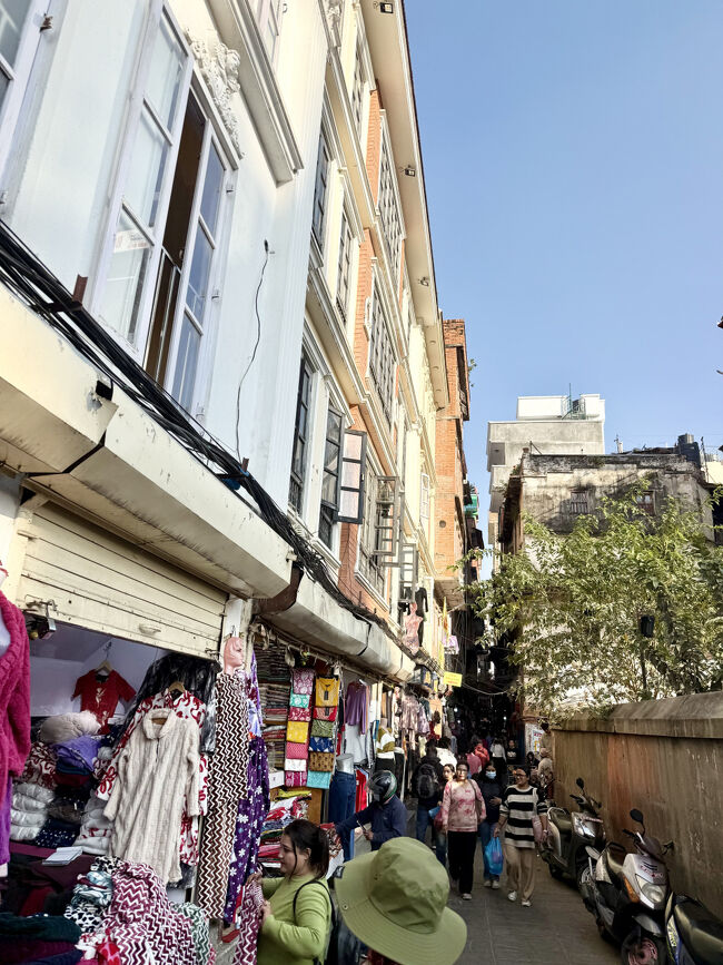 細い路地にもお店がぎっしりあり、全部見てると日が暮れちゃうよ