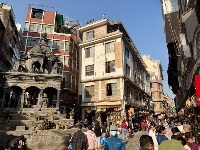 アサン広場方向に進みます