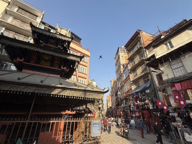 混雑のひどいアサン広場には行きたくないので、左折してHERITAGE WAIKに入りました