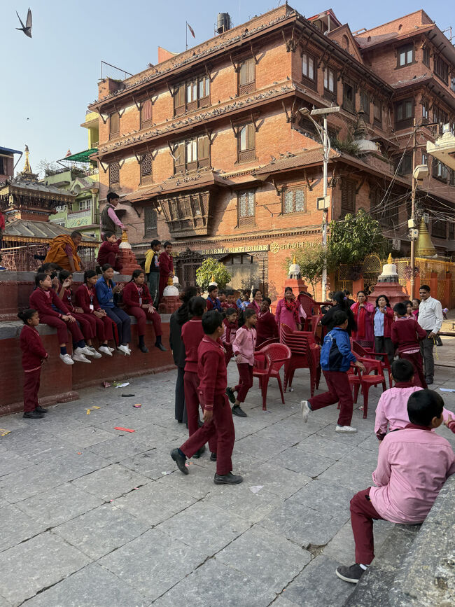 KASHI SWAYAMBHU まで戻ると中学生が椅子とりゲームに興じていました、今時日本の子どもたちはやったことあるのかな
