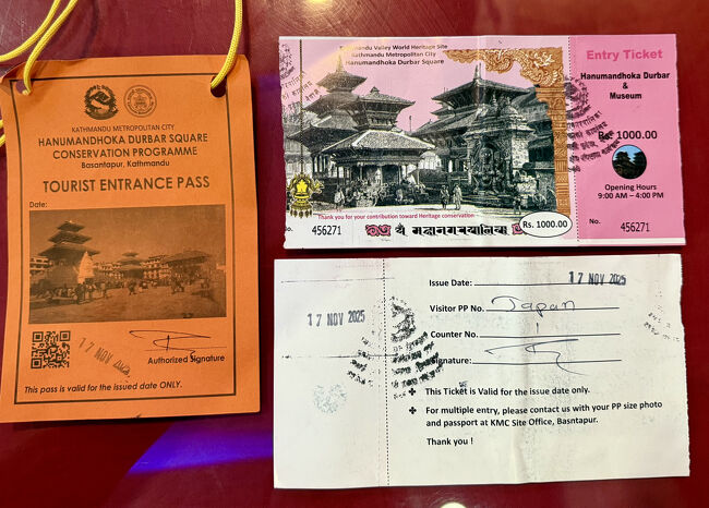 オレンジのを首からぶら下げます