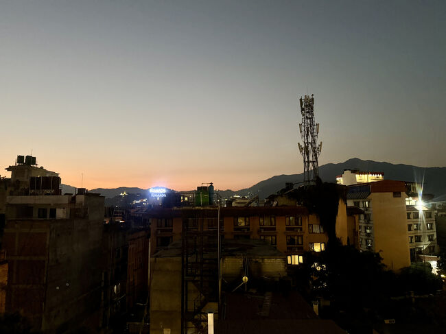 コーヒー入れて夕暮れを眺めながら屋上で少し食べました