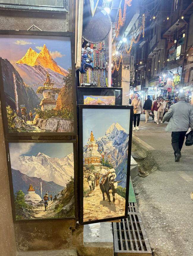 18時 食後の運動を兼ねて、夜のタメル地区へ、こんな山の絵は魅力的ですが、持って帰るにはデカすぎる