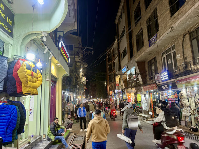 夜もタメル地区はまあまあ人が多い、西洋人は夕食が遅いので、これから更に増えるでしょう