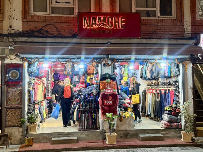 1000ルピー:1098円というセールに誘われて入りました