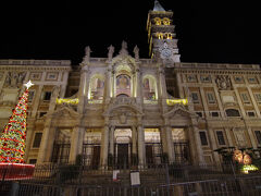 ローマ4大聖堂のひとつ、サンタ・マリア・マッジョーレ聖堂。入場は日中に別の日に訪れるとしてクリスマスツリーなどのライトアップを見られました。