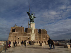 翌朝、この日は第一日曜日ということもありいくつかの博物館は無料で見学ができます。まずはヴァチカンにも近いサンタンジェロ城。9時オープンのところ1時間前に並んだおかげで3番目に入場できました。
なお出てきた10時前には長蛇の列ができており、1時間待ちくらいになっていました。