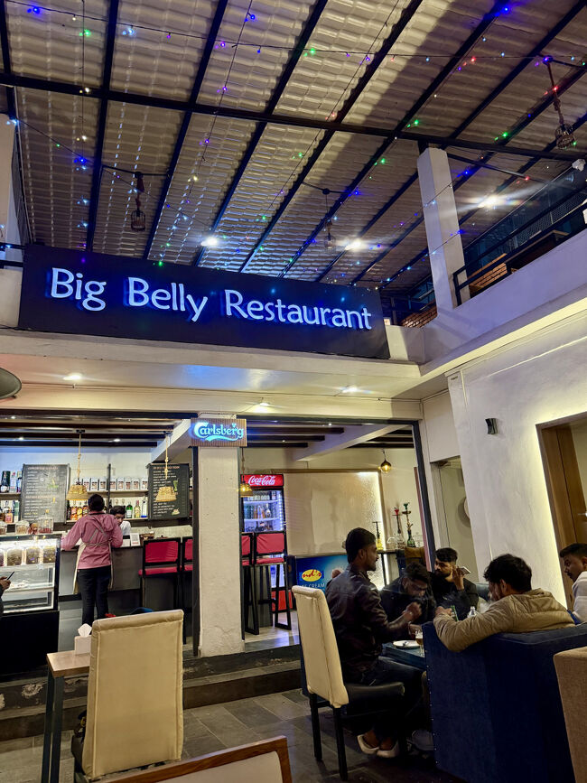 18:47 外から見えていたバーに入って1杯飲みます