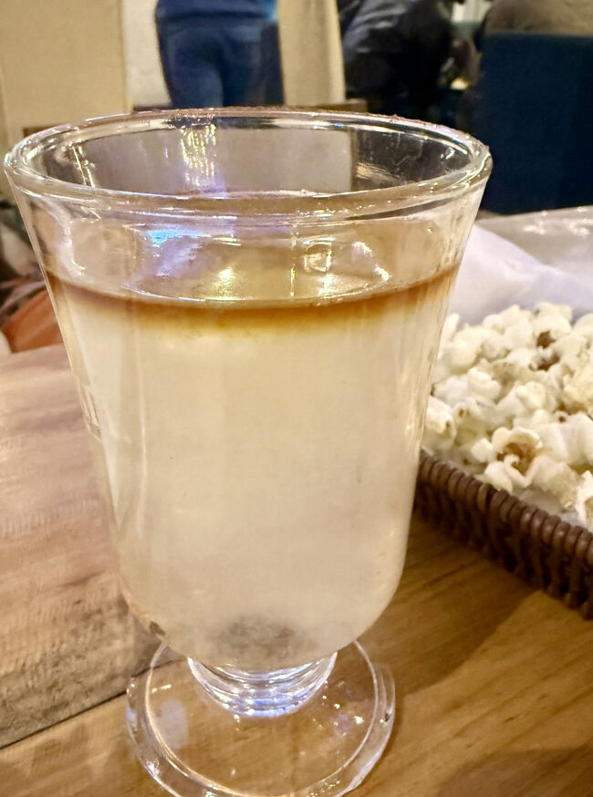 スイスのスキーリゾートとかでよく飲んでいたティー・ラムを頼んだら、表面から炎が出てる