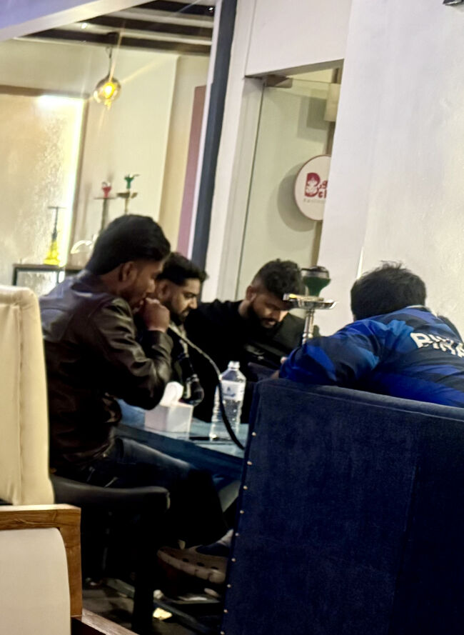 インド人たちは水パイプを順番に回して吸ってますが、美味しいのかな