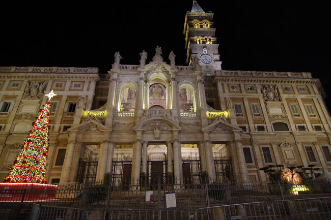 ローマ4大聖堂のひとつ、サンタ・マリア・マッジョーレ聖堂。入場は日中に別の日に訪れるとしてクリスマスツリーなどのライトアップを見られました。