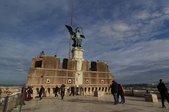翌朝、この日は第一日曜日ということもありいくつかの博物館は無料で見学ができます。まずはヴァチカンにも近いサンタンジェロ城。9時オープンのところ1時間前に並んだおかげで3番目に入場できました。<br />なお出てきた10時前には長蛇の列ができており、1時間待ちくらいになっていました。