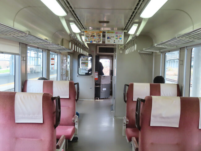 少ない乗客。都会の中のローカル線です。