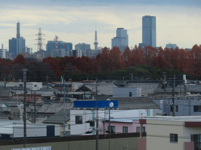 南側の車窓はだいたいこんな感じ。高架路線なので視界が広くて、名古屋市中心部も遠望できます。
