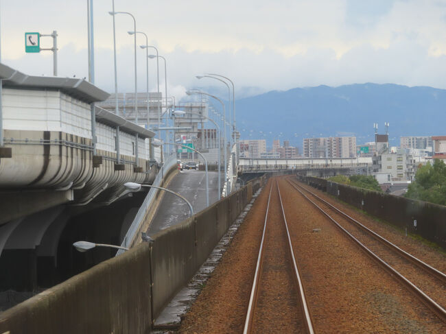 架線が無いのが非電化区間の証拠。当然架線柱も無いので空が広い。高速道路と並走する区間がとても多かった。