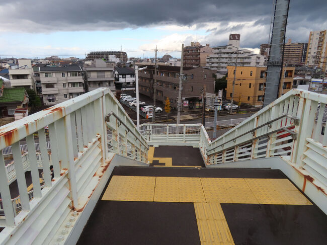 改札も何も無い無人駅。このまま下りて出て行けます。
