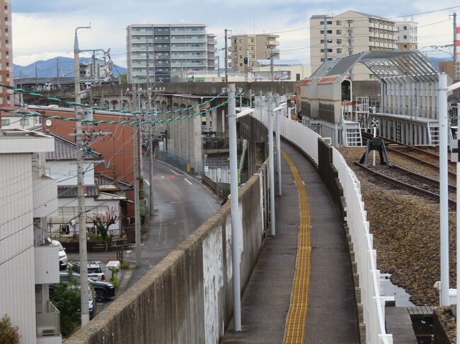 細長い通路が続いています。乗り継ぎ時間は少し取っていおく必要あり。