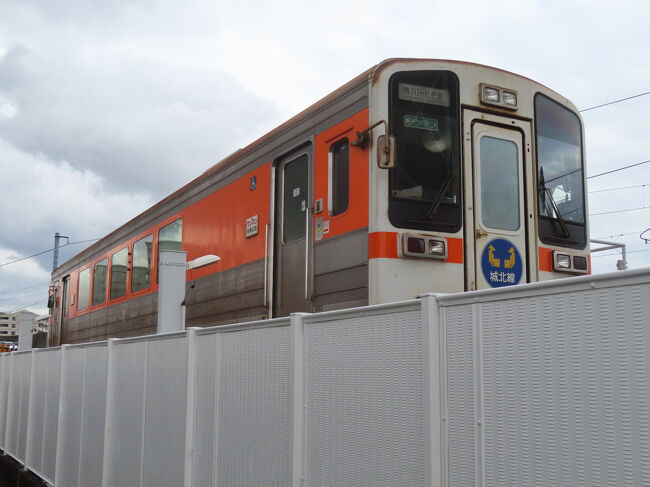 端っこに停車中の車両。