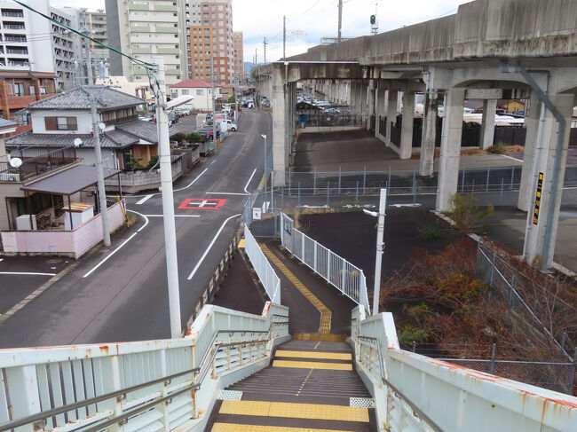 連絡通路はやがて一般道に。まっすぐ進めばＪＲ駅。