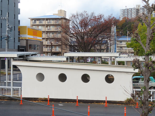 駅前の様子。駐輪場の建屋のようですが、どこか船舶を思わせる。