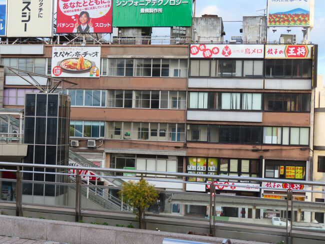 駅前ビル。廃ビルではなさそうですが、空きテナントが目立つ。<br />15:43発の浜松行きの乗りました。