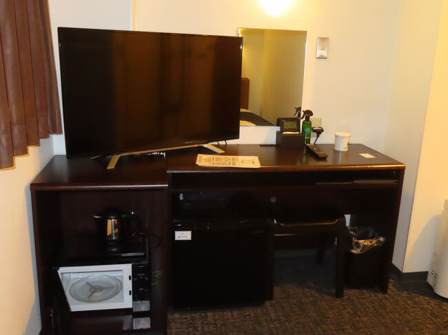 左下に写っているのは電子レンジ。客室にあるのは珍しいかも。