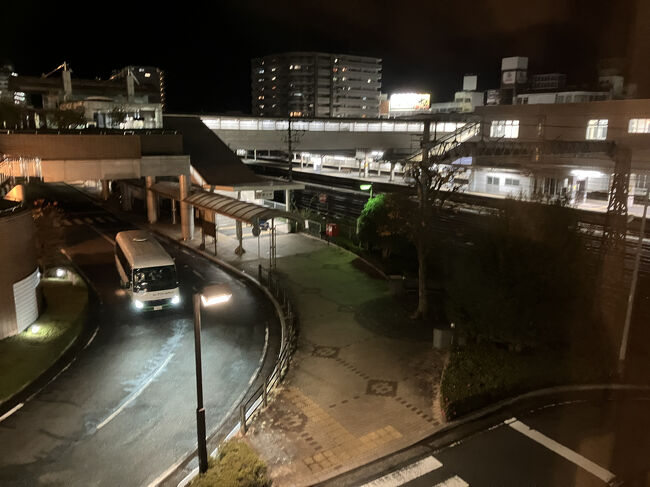 エレベーター横の窓から見えた富士駅。こんなに近い。<br /><br />第２日目につづく・・・