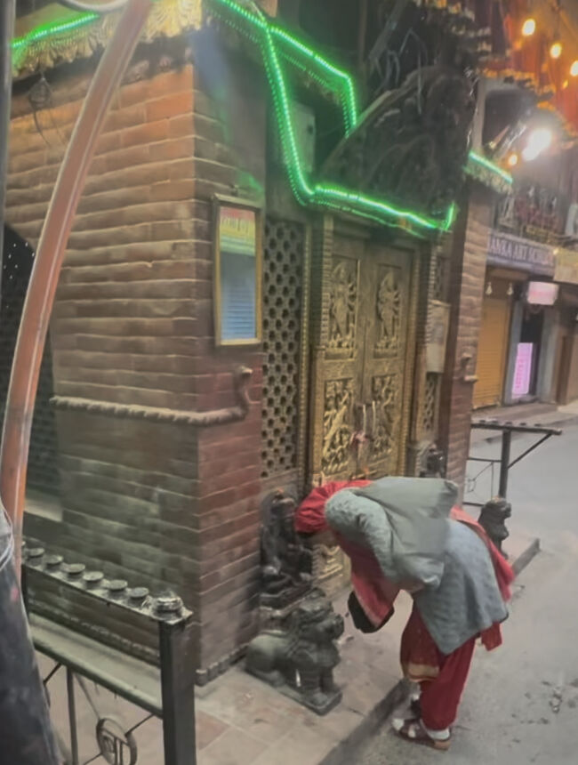 翌朝6:20 街へ散歩に出ると、街角にある仏様にお参りしていました