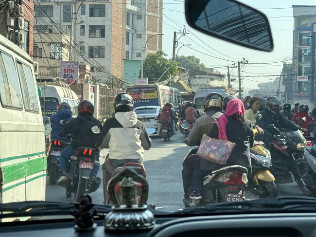 9:45 宿泊プラン片道送迎無料のタクシーで空港へ、相変わらずカトマンズは朝から交通量が多い、車から見ていると最初はヒヤヒヤものでしたが、3度目のネパールではだいぶ慣れました