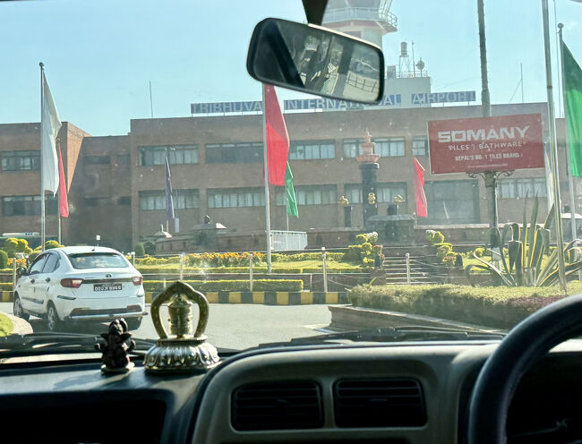 10:12 カトマンズ トリブバン国際空港到着