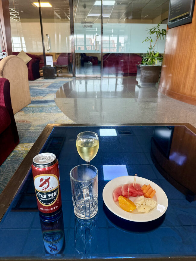 チェックインが予想外にスムースで、時間があるのでラウンジへ、中に喫煙室もありました