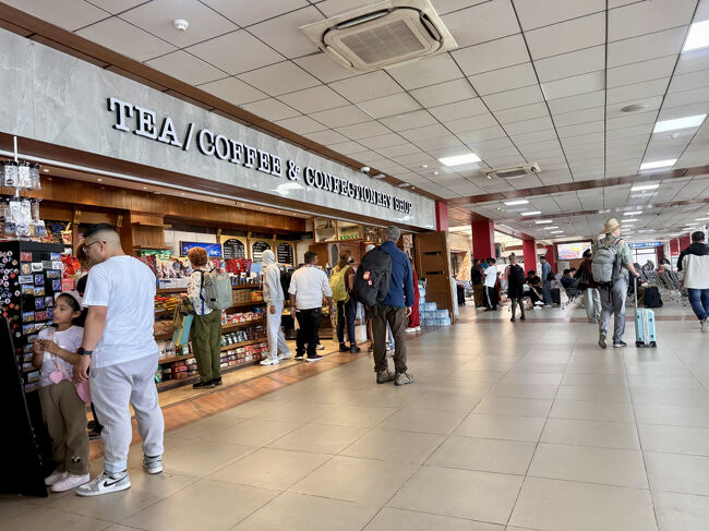 お土産屋など少し見ましたが、当たり前ながら空港は高い