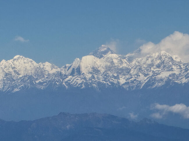 エベレスト(8,848M : 奥の黒い三角のみ)も見えます、右手前はローツェ(8,516M)<br /><br />進行しながら左側から見ていくと、チョーオユ8,201m、エベレスト、マカルー(8,485M)など8,000m級が眺められて、このルートもいいですねぇ