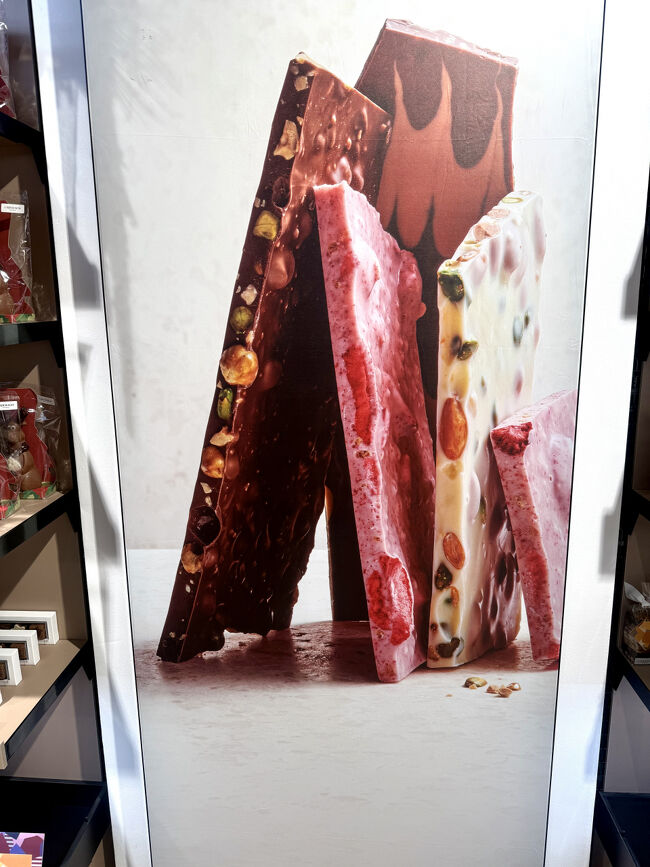 スイス・ツェルマットの駅前店では、必ず買うお気に入りの板チョコは量り売りですが、パッケージされたものは1パック500g位しか入ってませんが、渋沢栄一さん1枚でした<br /><br />ちなみに、日本店は撤退してましたが、今年再度、銀座などに出店したので、またバレンタインでは各地のデパートで出るかもしれません