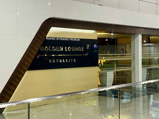 ラウンジでしばし休憩しましたが、往路の早朝と違い、夜なのでめちゃ混みで席を探すのもやっとでした