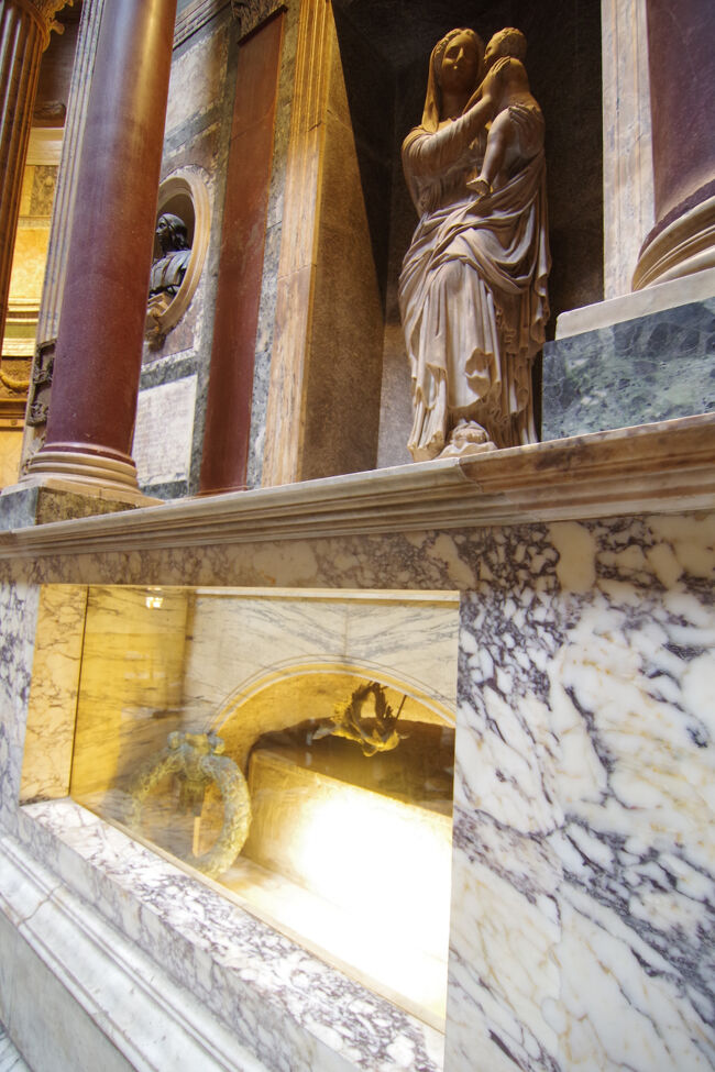 6箇所目はパンテオン。天才画家ラファエッロ・サンツィオなどが眠っています。もとの料金がそれほど高くない（5ユーロ）のであまり並ばないと思いきや、意外と30分弱並びました。