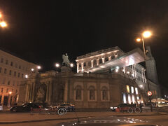国立歌劇場へ向かいます。