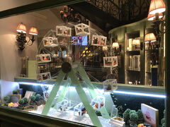 カフェ　ザッハーを覗いていきます。
満腹なので入店はしませんでした。