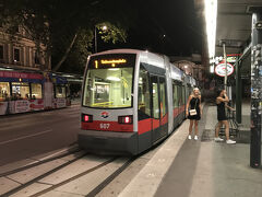 深夜23時　そろそろ疲れたのでホテルに戻ります。
深夜でもトラムなどの公共交通機関は充実しています。