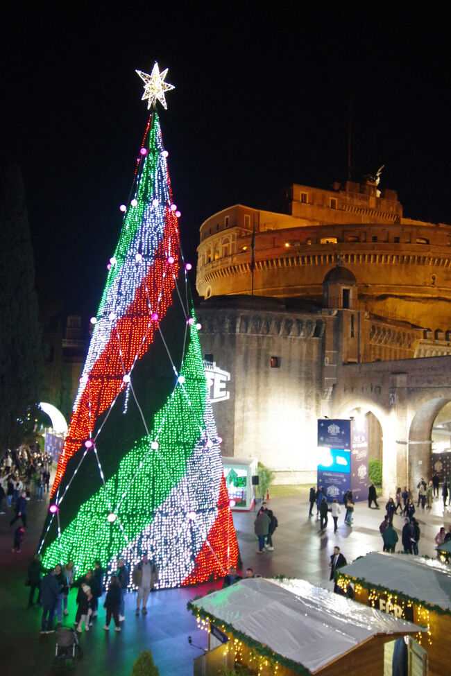 サンタンジェロ城の裏手ではクリスマスのイベントが行われていました。ツリーは色が変化し、イタリア国旗のトリコロールにもなっていましたが、黒があるせいで中東っぽい色にもなってしまっていました。