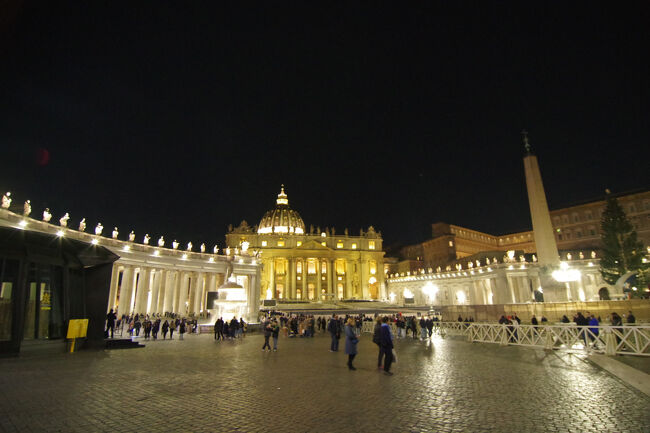 サン・ピエトロ広場も夜はスムーズに入れました。翌朝再びここに戻ることを誓い、この日は宿に戻りました。