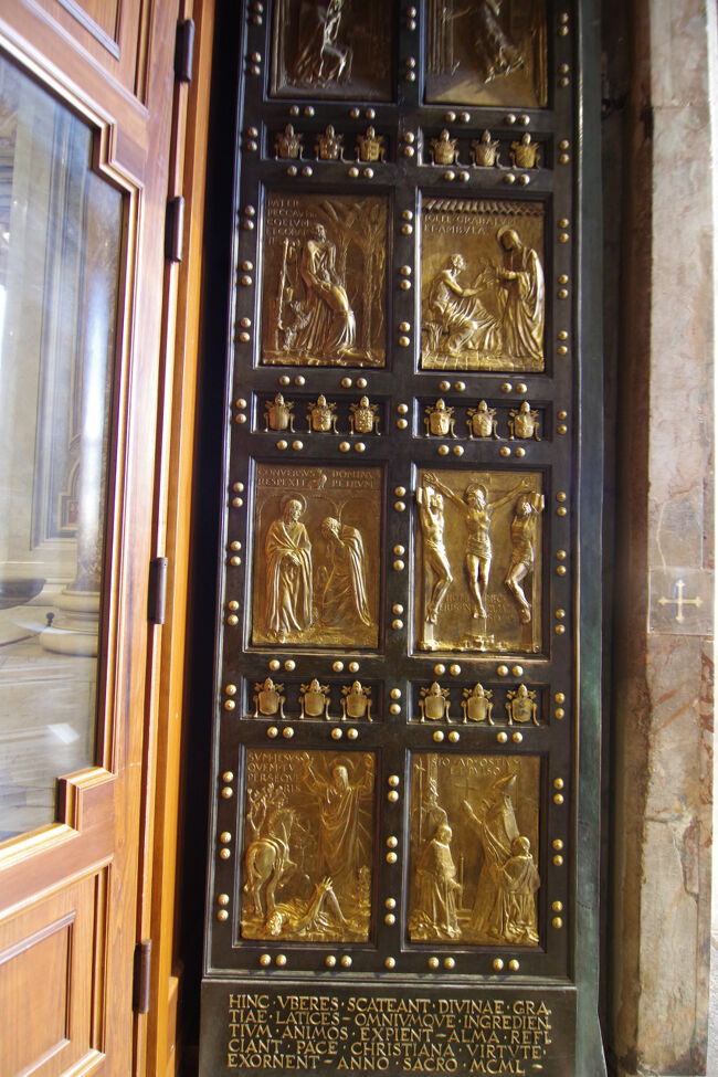 12月8日は月曜日ですが、イタリアでは聖母マリアの無原罪の御宿りの祝日でした。この日いよいよサン・ピエトロ大聖堂の内部に入ろうと6時30分頃にはヴァチカンに来ましたがすでに数十名が並んでいました。それでも手荷物検査を経て、かなり早めに内部に入場できました。<br />そして開かれた聖なる扉も見ることができました。