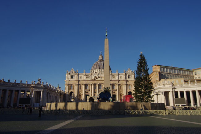 サン・ピエトロ大聖堂を正面にサン・ピエトロ広場から。<br />まだ早い時間帯でも本当に多くの人たちが訪れていました。