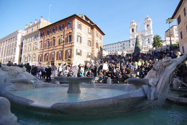 スペイン広場とスペイン階段。階段に座ってジェラートが食べられなくなってだいぶ立ちましたが、相変わらず禁止のようです。