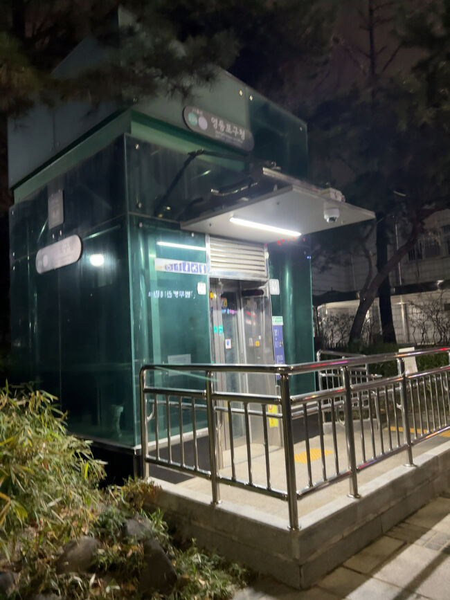 　1日目はザパークスパランドで仮眠して、乗り鉄開始。<br />　永登浦区庁駅のエレベータ出入口