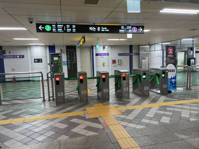 　改札、永登浦区庁駅は2号線と5号線の駅です。