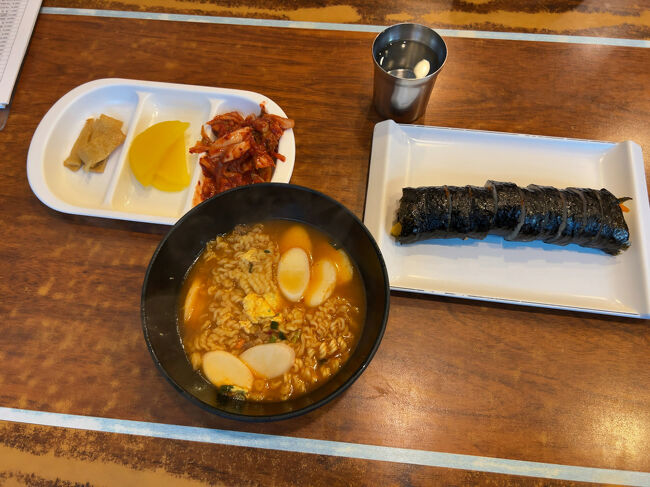 　キンパとチーズラーメン注文したつもりが餅入りラーメンが出てきました。(笑)